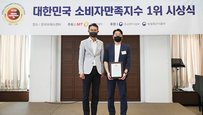 물과소금 이종석 대표(오른쪽)가 1일 프레스센터에서 열린 머니투데이 '2022 대한민국 소비자만족지수1위' 시상식에서 대상을 수상했다./사진=김휘선 기자 hwijpg@