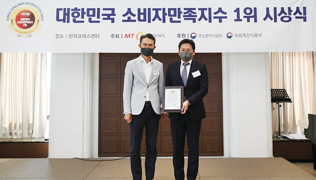 하루돈 &#039;하루엔소쿠&#039;가 1일 프레스센터에서 열린 머니투데이 &#039;2022 대한민국 소비자만족지수1위&#039; 시상식에서 대상을 수상해 장석민 이사(오른쪽)가 기념촬영을 하고 있다./사진=김휘선 기자 hwijpg@