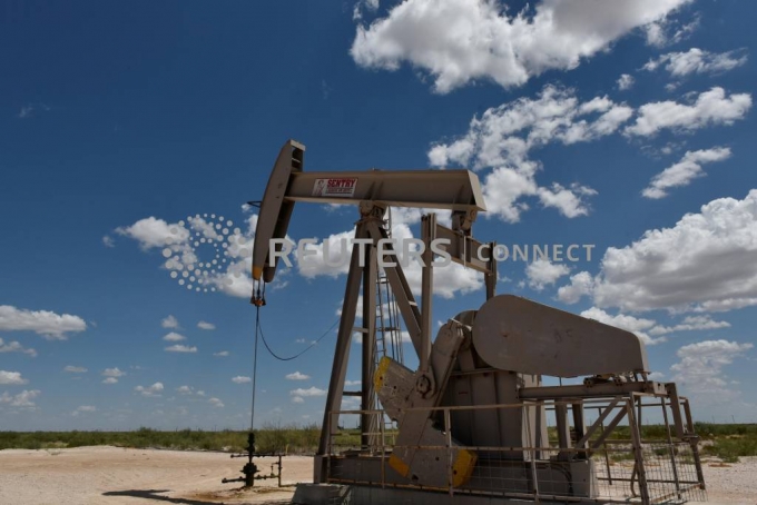 A pump jack operates in the Permian Basin oil production area near Wink, Texas U.S. August 22, 2018. Picture taken August 22, 2018. REUTERS/Nick Oxford/File Photo /사진=로이터=뉴스1