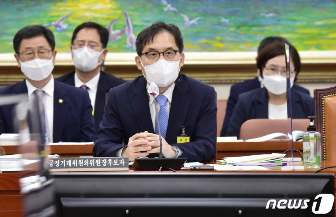(서울=뉴스1) 이재명 기자 = 한기정 공정거래위원장 후보자가 2일 오전 서울 여의도 국회에서 열린 정무위원회의 공정거래위원장 후보자 인사청문회에서 의원 질의에 답변하고 있다. (공동취재) 2022.9.2/뉴스1 Copyright (C) 뉴스1. All rights reserved. 무단 전재 및 재배포 금지.
