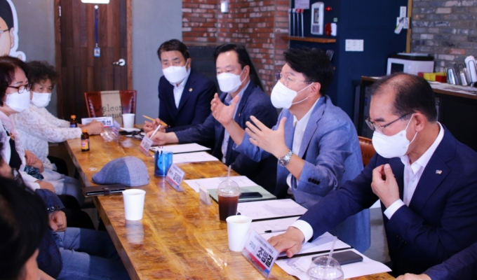 장제원 국민의힘 의원이 부산 사상구 사무실에서 지역 주민을 만나 현안에 대해 설명하고 있는 모습/사진=서진욱 기자 