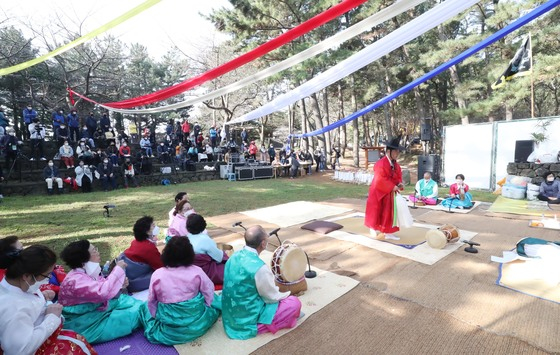 (서귀포=뉴스1) 오현지 기자 = 16일 오전 제주시 사라봉 칠머리당에서 제주 칠머리당 영등굿 보존회 주관으로 영등 송별대제가 봉행되고 있다.   풍요로운 한해를 비는 송별제는 음력 2월 초하루 제주도에 들어온 영등신을 떠나보내는 제의로, 칠머리당 영등굿은 2009년 유네스코 세계무형유산 대표목록으로 등재됐다. 2022.3.16/뉴스1  