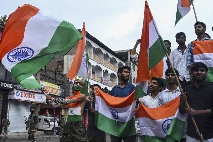 지난달 15일 인도 독립기념일 행사에 참가한 사람들이 국기를 흔들고 있다.  /ⓒAFP=뉴스1