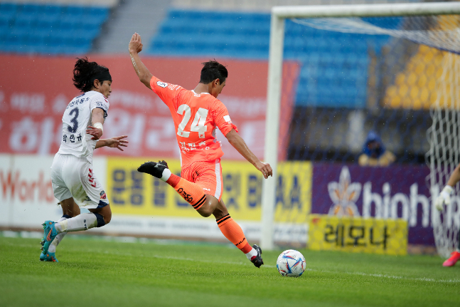 K리그1 8월 영플레이어상을 수상한 강원FC 김진호. /사진=한국프로축구연맹