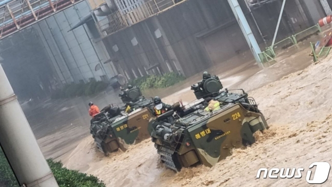 상륙돌격장갑차(KAAV)에 오른 해병대 1사단 장병과 지역 소방대원이 6일 경북 포항시 포스코 화재발생 지점으로 이동하고 있다./사진=뉴스1