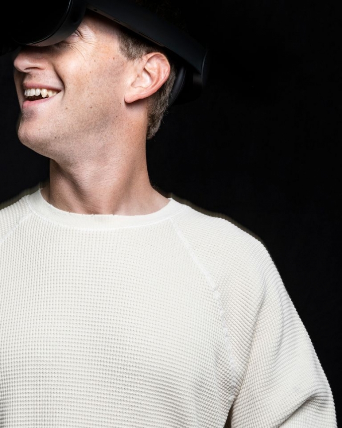 마크 저커버그 메타 CEO가 6일(현지시간) 자신의 페이스북에 올린 VR 헤드셋 착용 사진./사진=페이스북