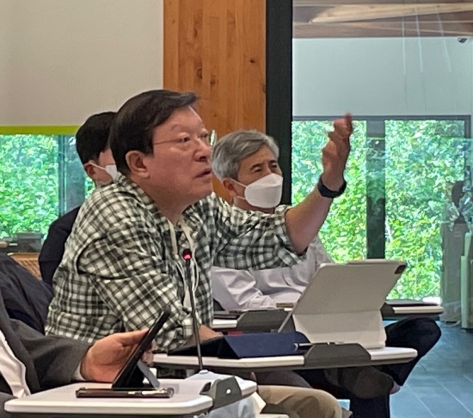 허태수 회장이 신사업 보고회에서 발표 내용에 대해 의견을 제시하고 있다./사진=GS그룹