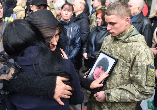 (AFP=뉴스1) 김민수 기자 = 3월29일(현지시간) 우크라이나 서부 르비우의 리차키프 묘지에서 러시아 침공으로 사망한 우크라이나 군인 테오도르 오사치의 장례식에 유족들이 참석하고 있다. 2022.03.29/뉴스1  (C) AFP=뉴스1  