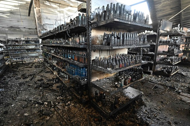 (크레멘추크 AFP=뉴스1) 우동명 기자 = 6월28일(현지시간) 러시아의 미사일 포격을 받은 우크라이나 크레멘추크 쇼핑몰의 식료품 진열대에 새카맣게 탄 제품의 모습이 보인다.  (C) AFP=뉴스1  
