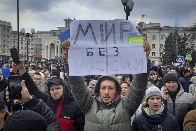 [헤르손=AP/뉴시스] 지난 3월 5일 헤르손 주민들이 "러시아 없는 세계"라는 손팻말을 들고 반러시아 집회를 하고 있다. 2022.04.28.