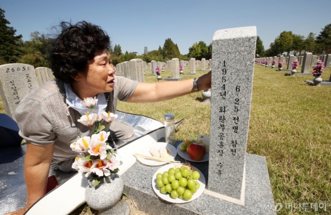 [사진]추석 앞두고 찾은 묘역