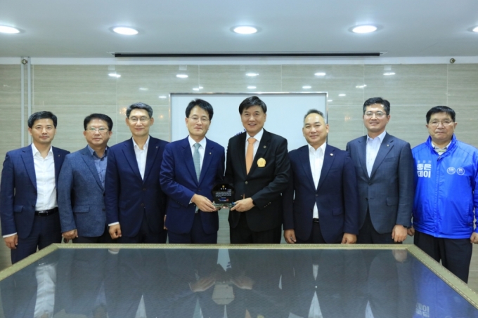 최재호 무학 회장(왼쪽에서 5번째)이 ESG경영 실천 우수기업 감사패를 받고 있다./사진제공=무학