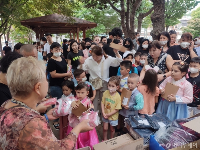 지난 4일 광주 광산구 월곡동 고려인마을에서 열린 '2022년도 고려인가족 추석한마당 축제'에서 고려인 어린이들이 선물을 받아가고 있다./사진=정세진 기자 