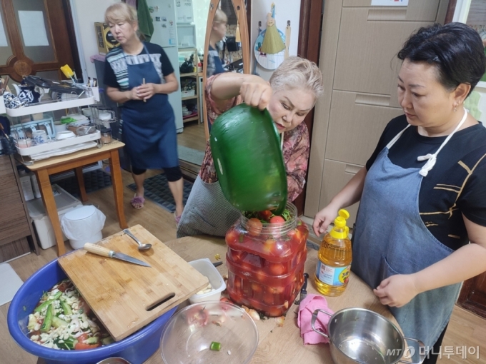 지난 4일 광주 광산구 월곡동 고려인마을 청소년문화센터에서 신지야 대표가 음식을 준비하고 있다. /사진=정세진 기자