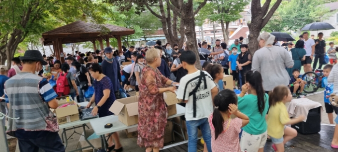 지난 4일 오후 광주 월공독 홍범도공원에서 고려인 동포들이 추석잔치에 참여해 선물을 받고 있다. /사진=고려인마을 제공