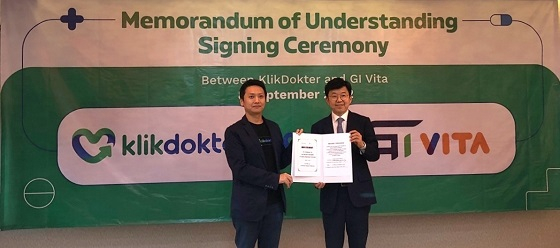 (사진 왼쪽부터)Hendra 클릭닥터 CEO와 이길연 지아이비타 대표가 MOU를 체결하고 기념사진을 찍고 있다/사진제공=지아이비타