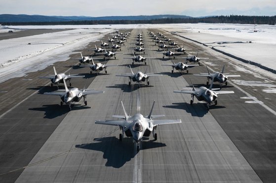 지난 3월 미 공군이 알래스카 아일슨 기지에서 F-35A 전투기들을 대거 동원해 지상활주 훈련인 &#039;엘리펀트 훈련&#039;을 하는 모습. /사진=미 인도태평양사령부