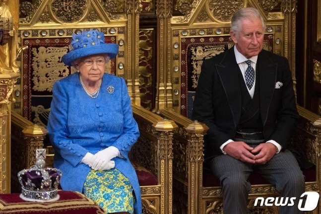 2017년 6월 엘리자베스 2세 여왕과 찰스 왕세자(오른쪽)가 영국 런던 의회에서 열린 행사에 참여한 모습. /AFPBBNews=뉴스1