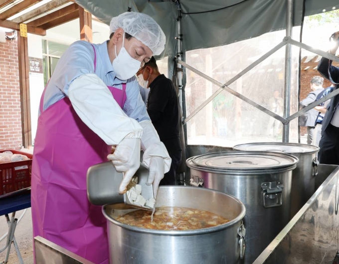 추석 첫날 '김치찌개 700인분' 끓인 尹셰프…