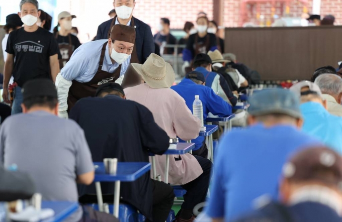 추석 첫날 '김치찌개 700인분' 끓인 尹셰프…