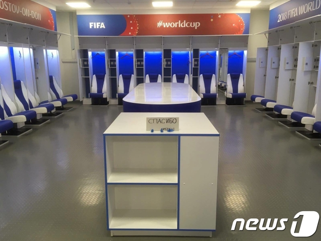 지난 2018 러시아 월드컵 당시 국제축구연맹(FIFA)의 경기장 책임자 프리실라 얀슨이 개인 SNS를 통해 공개한 일본 대표팀의 라커룸 모습. 당시 일본은 벨기에와 16강전에서 2-3으로 패한 뒤 라커룸을 깨끗하게 청소하고 돌아갔다. 또 러시아어로 '감사합니다'라는 메모도 남겼다. /사진=뉴스1(프리실라 얀슨 SNS)