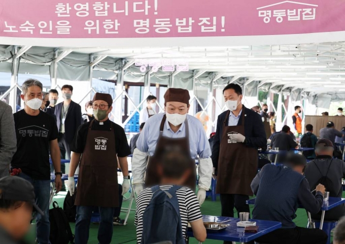 尹대통령의 추석 첫날…김치찌개 요리사→시장, '국민 속으로' - 머니투데이