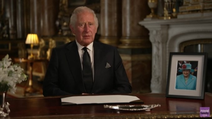 9일(현지시간) 영국 국왕으로서 첫 대국민 TV연설 중인 찰스 3세 국왕 /사진=영국 왕실 공식 유투브 채널 갈무리