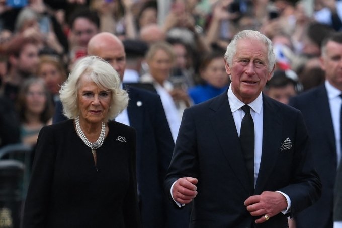 9일(현지시간) 영국 런던 버킹엄궁으로 들어서는 찰스 3세 국왕 부부 /AFPBBNews=뉴스1