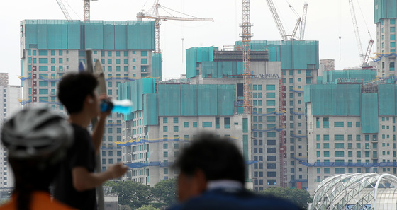 (서울=뉴스1) 박지혜 기자 = 분양가격을 현실화하기 위한 분양가상한제 개편안 발표를 하루 앞둔 20일 서울의 한 재건축 아파트 단지 앞으로 시민들이 지나가고 있다. 2022.6.20/뉴스1  