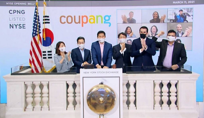 쿠팡 경영진이 지난해 3월 11일(현지시간) 뉴욕증권거래소에서 상장기념 &lsquo;오프닝 벨&rsquo;을 울렸다. 이날 행사에는 고객과 배송직원, 오픈마켓 셀러 등도 온라인으로 함께 했다. 무대 위에는 김현명(왼쪽부터) 쿠팡 IR 팀장, 강한승 쿠팡 대표이사, 김범석 쿠팡 이사회 의장, 박대준 쿠팡 대표이사, 존 터틀 NYSE 부회장, 거라브 아난드 쿠팡 CFO가 서 있다. /사진제공=쿠팡