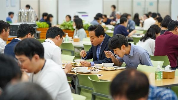 오세훈 서울시장이 지난 8월 시청 구내식당에서 채식으로 점심을 먹고 있다./사진제공=오 시장 페이스북