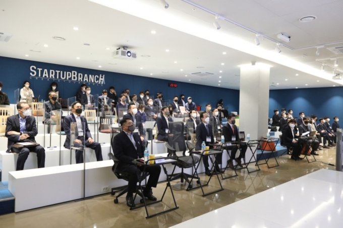 한국무역협회와 LS ELECTRIC이 지난 3월 31일 삼성동 코엑스 스타트업브랜치에서 개최한 ‘오픈 이노베이션 최종 발표회’가 진행되고 있다./사진제공=한국무역협회