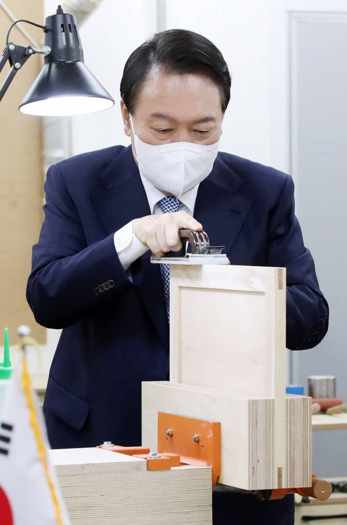 윤석열 대통령이 14일 인천 부평구 글로벌숙련기술진흥원을 방문해 국제기능올림픽 가구 제작 훈련 과정을 체험하고 있다./사진=뉴시스