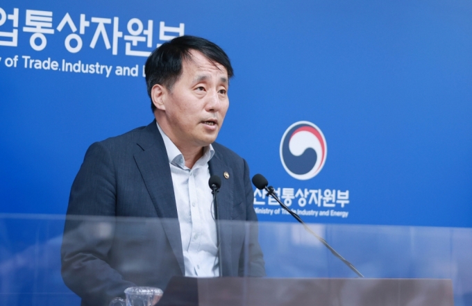 장영진 산업통상자원부 1차관은 14일 정부세종청사 산업통상자원부 기자실에서 제11호 태풍 힌남노의 철강산업 피해 관련, 수해 현장 복구를 총력 지원하고 수요산업 및 수출입으로의 파급을 최소화하기 위해 '철강 수해복구 및 수급점검 TF 가동'과 관련해 출입기자단에게 브리핑을 하고 있다/사진제공=산업통상자원부