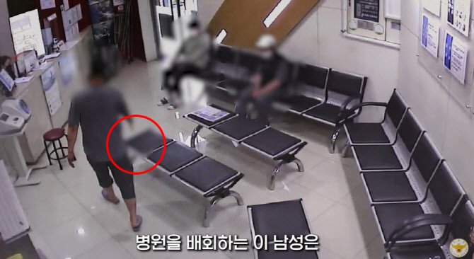 지난 7월11일 오전 8시쯤 경기도 한 병원에서 남성이 낫을 들고 돌아다니고 있다./사진=유튜브 