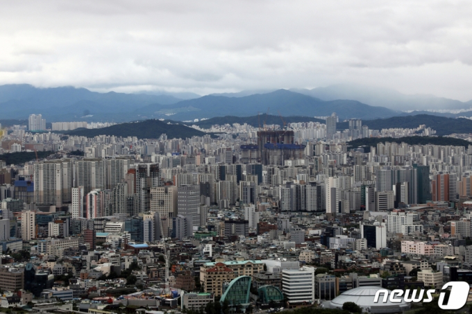 (서울=뉴스1) 황기선 기자 = 1일 서울 남산에서 도심의 아파트 및 주택 단지가 보이고 있다. 국회는 지난달 31일 본회의를 열고 종부세법 개정안을 의결, 올해 1가구 1주택자의 종합부동산세 과세 기준선은 9억원에서 11억원으로 완화됐다. 2021.9.1/뉴스1   