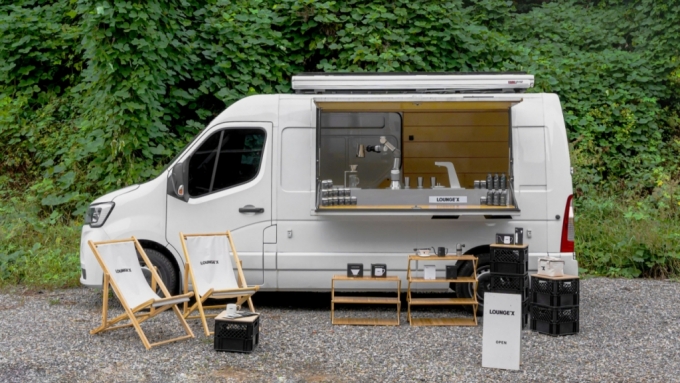 로봇 커피트럭을 활용한 이동형 카페 '라운지엑스 팝업'/사진제공=엑스와이지