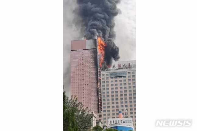 [창사(중국 후난성)=AP/뉴시스]중국 후난(湖南)성 성도 창사(長沙)에 있는 중국 최대 통신업체 차이나 텔레콤의 초고층 건물에서 16일 화재가 발생, 거대한 불길과 연기가 치솟고 있다. 2022.9.16