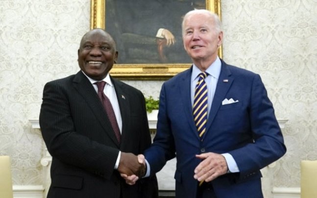 16일(현지시간) 미국을 방문한 시릴 라마포사 남아프리카공화국 대통령(왼쪽)이 백악관에서 조 바이든 대통령과 정상회담을 하기 전 기념촬영을 하고 있다. /ⓒAP=뉴시스