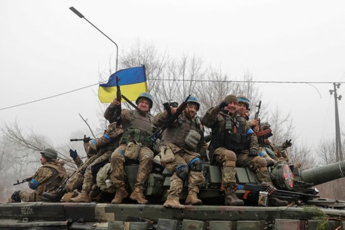 미국으로부터 장거리 미사일을 지원받은 우크라이나군이 최근 강한 반격으로 히르키우 등 러시아에 빼앗겼던 영토를 수복하고 있다. 사진은 탱크 위에 올라 웃고 있는 우크라이나 군인들. /ⓒ로이터=뉴스1