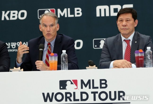 짐 스몰 메이저리그(MLB) 수석부사장과 허구연 KBO 총재가 19일 부산광역시청에서 열린 2022 MLB 월드 투어 공식 기자회견에 참석했다. /사진=뉴시스