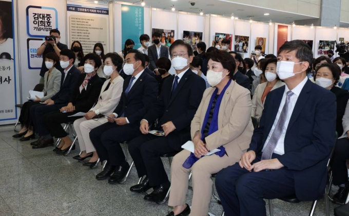 이재명 더불어민주당 대표가 19일 서울 여의도 국회의원회관에서 열린 ‘이희호 여사 탄생 100주년 기념식 및 사진전’에 참석해 있다. 앞줄 왼쪽 다섯 번째부터 박홍근 원내대표, 이 대표, 정춘숙 의원, 김홍걸 의원. / 사진제공=뉴시스