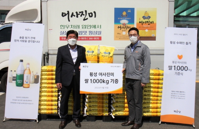 사진 오른쪽부터 국순당 배상민 대표가 횡성군 김명기 군수에게 '라이스 버킷 챌린지'의 일환으로 수해 피해 지역민에게 지원할 쌀을 기증했다./사진제공=국순당