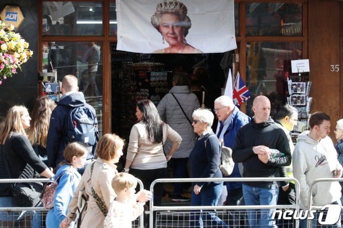 (런던=뉴스1) 안은나 기자 = 18일 오후(현지시간) 영국 런던 트라팔가 광장 인근 상점에 엘리자베스 2세 여왕 사진이 걸려 있다. 2022.9.19/뉴스1  Copyright (C) 뉴스1. All rights reserved. 무단 전재 및 재배포 금지.