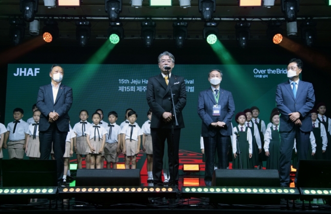 현대자동차그룹은 19일 제주 해비치 호텔앤드리조트에서 문화체육관광부, 한국문화예술위원회, 한국문화예술회관연합회, 현대자동차그룹 관계자들이 참석한 가운데 개막한 '제15회 제주 해비치 아트 페스티벌'을 후원한다고 20일 밝혔다. (왼쪽부터) 강연호 제주특별자치도의회 의원, 이승정 한국문화예술회관연합회 회장, 박종관 한국문화예술위원회 위원장, 이병훈 현대자동차그룹 상무. /사진제공=현대차그룹.