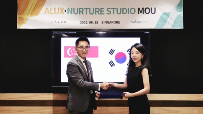 사무엘 총(Dr. Samuel Chong) 널처스튜디오 대표(왼쪽)와 이다인 에이럭스 공동대표가 업무협약을 맺고 있다. /사진=에이럭스 