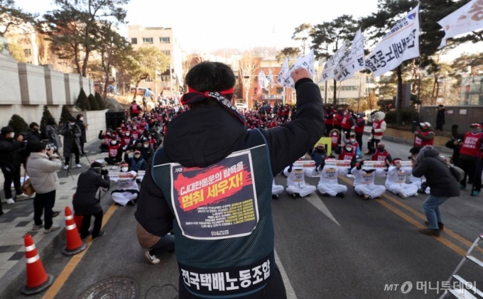 CJ대한통운 택배노조가 무기한 총파업에 돌입한지 열흘째 되는 6일 서울 중구 CJ본사 앞에서 단식 선포 및 총파업결의대회를 열고 구호를 외치고 있다. /사진=김휘선 기자 hwijpg@