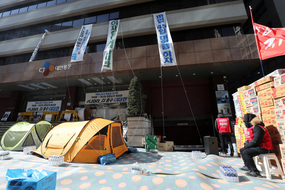 (서울=뉴스1) 박세연 기자 = 민주노총 전국택배노동조합 CJ대한통운 노조원들이 20일 서울 중구 CJ대한통운 본사 앞에서 점거 농성을 이어가고 있다. 2022.2.20/뉴스1  