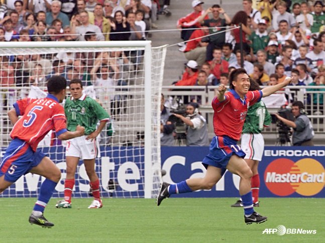 1998 프랑스 월드컵 멕시코전에서 골을 넣은 하석주 감독(오른쪽). /사진=AFPBBNews=뉴스1