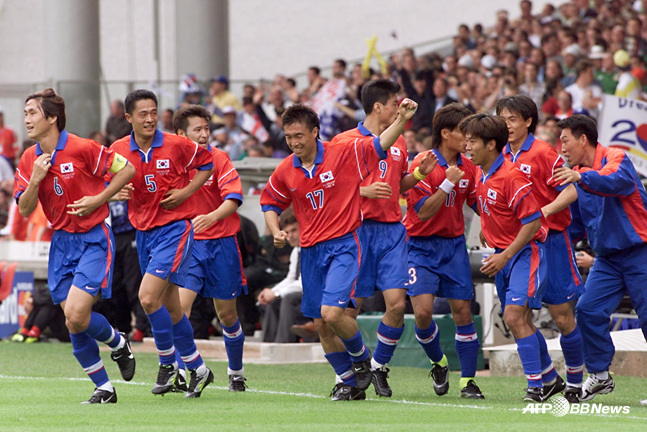 1998 프랑스 월드컵 당시 한국 축구대표팀. 가운데 등번호 17번이 하석주 감독이다. /사진=AFPBBNews=뉴스1